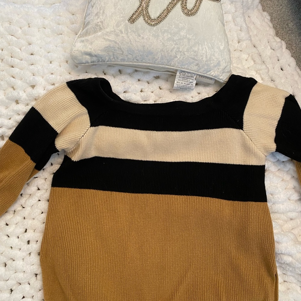 Skylar Madison off shoulder sweater - Picture 2 of 4